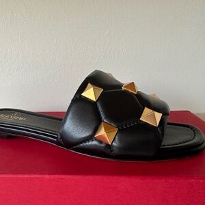 New Valentino Garavani black Roman stud flats size 39